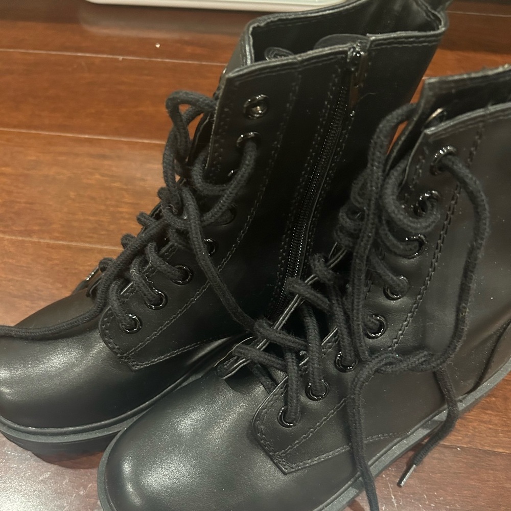Lace ankle boots in black